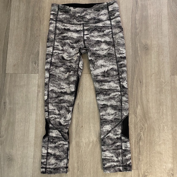 LULULEMON Capri Side Pocket Tight 4 Perfect! - Picture 1 of 6